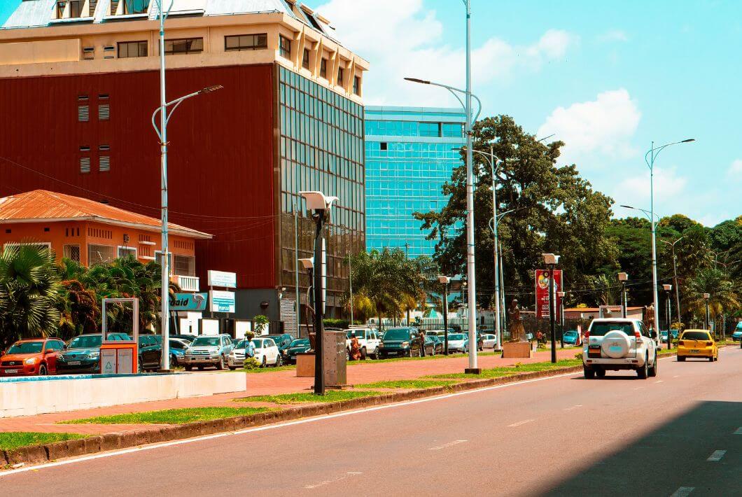 Kinshasa-Gebäude, Straße Bild von FrankieFoto bei Pixabay