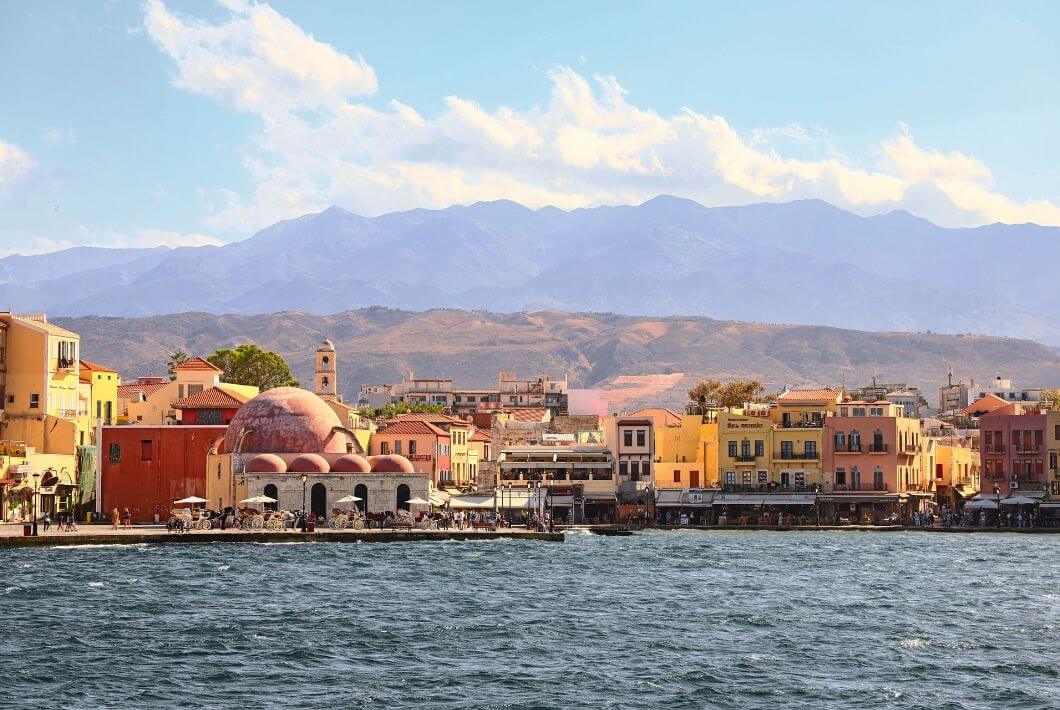Gli edifici e il mare di Chania